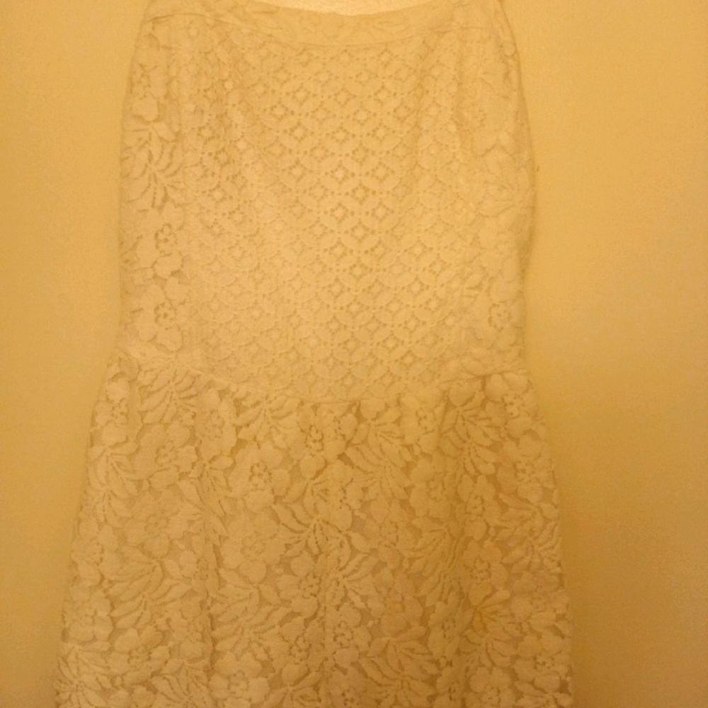 Short white floral dress with closing at the end.